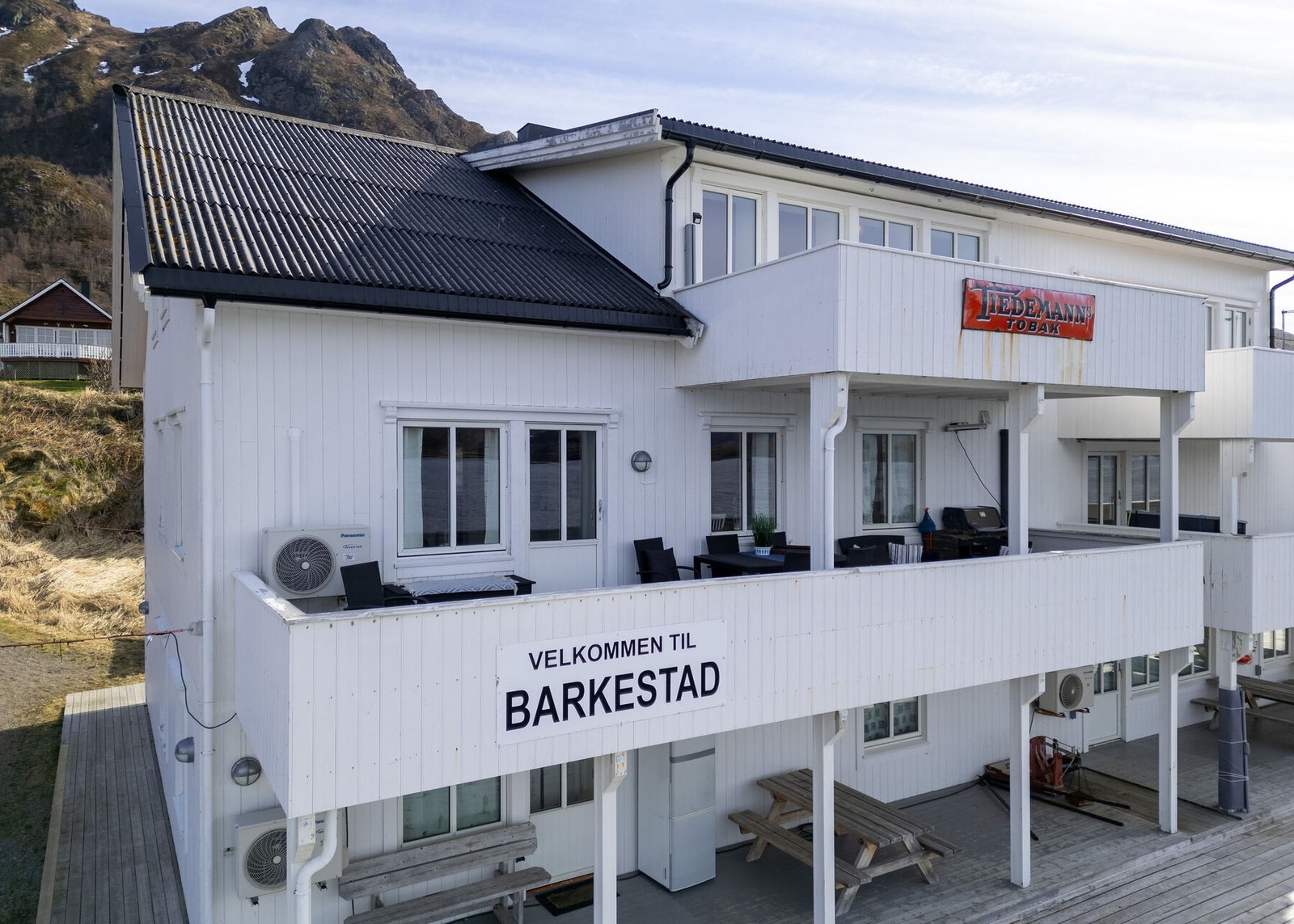 Dette er en lys og romslig 4-roms fritidsleilighet med stor balkong hvor fantastisk utsikt og gode solforhold kan nytes Galleribilde