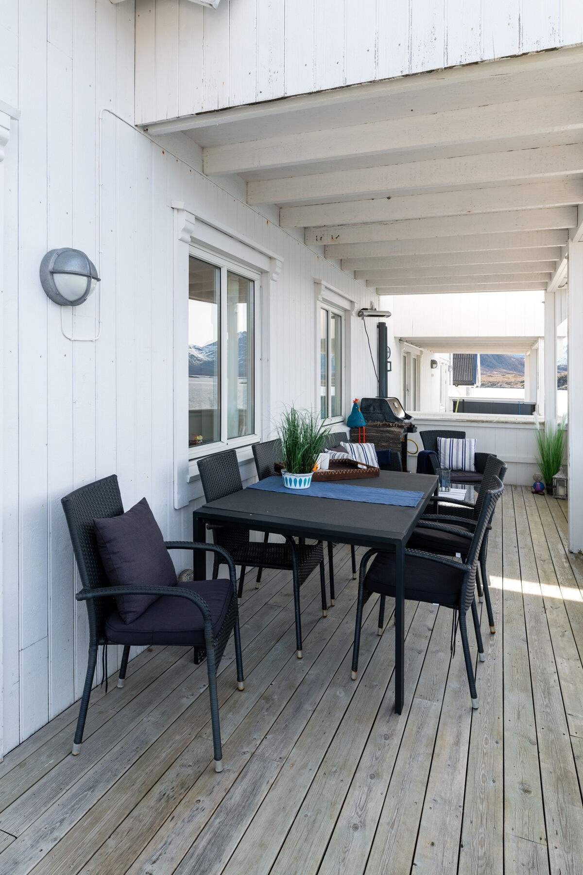 Sørvest-vendt romslig balkong med plass til diverse hagemøbler Galleribilde