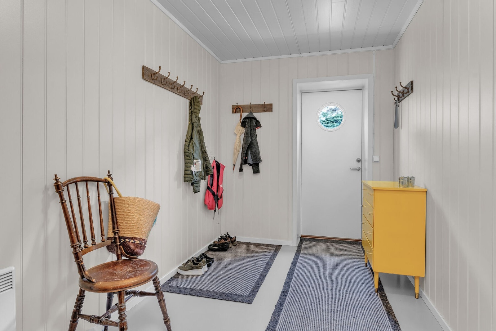 Romslig entré med plass til å sette fra seg tøy og sko Galleribilde