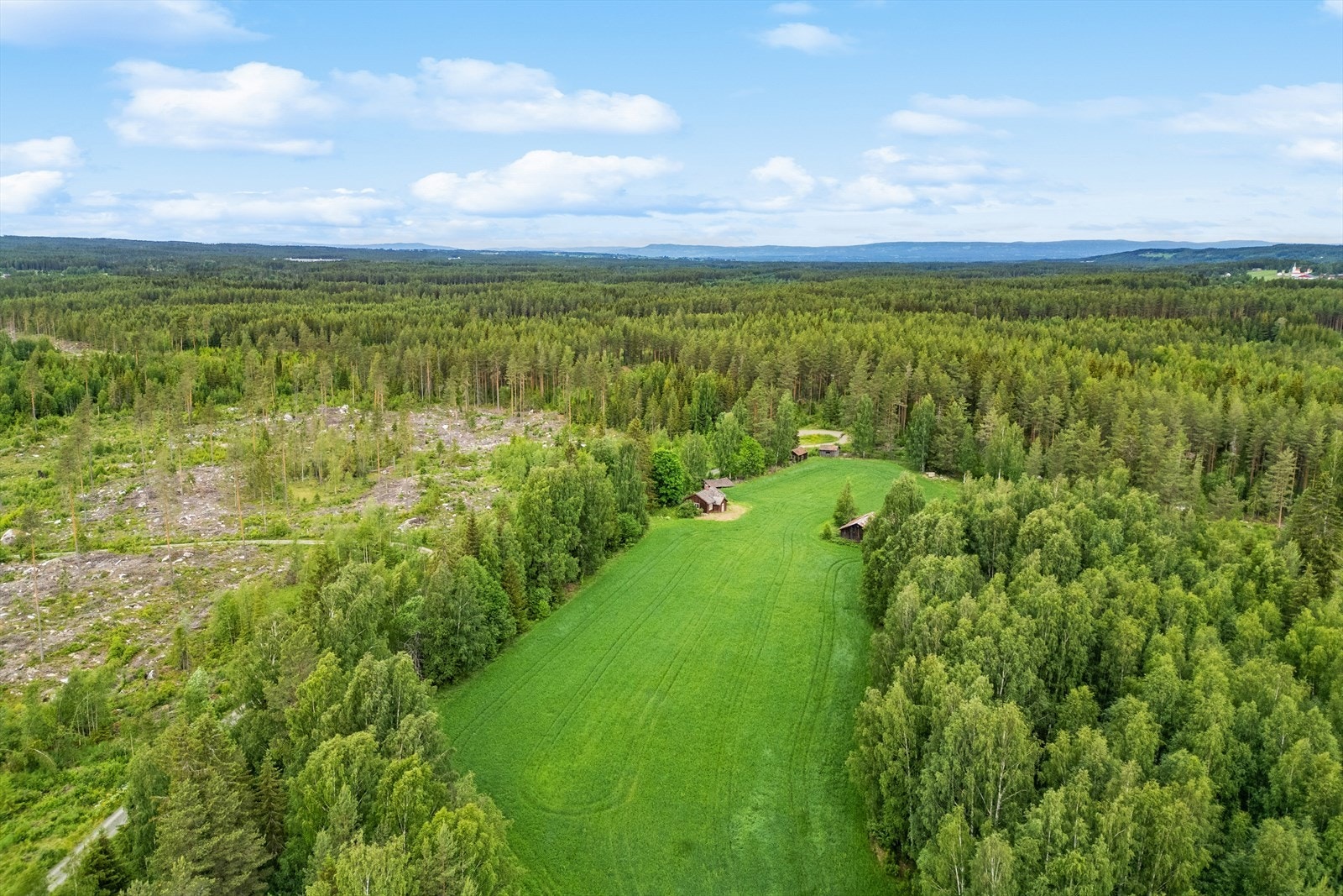 Tomten ligger naturskjønt og idyllisk til, med skogen som nærmeste nabo. Galleribilde