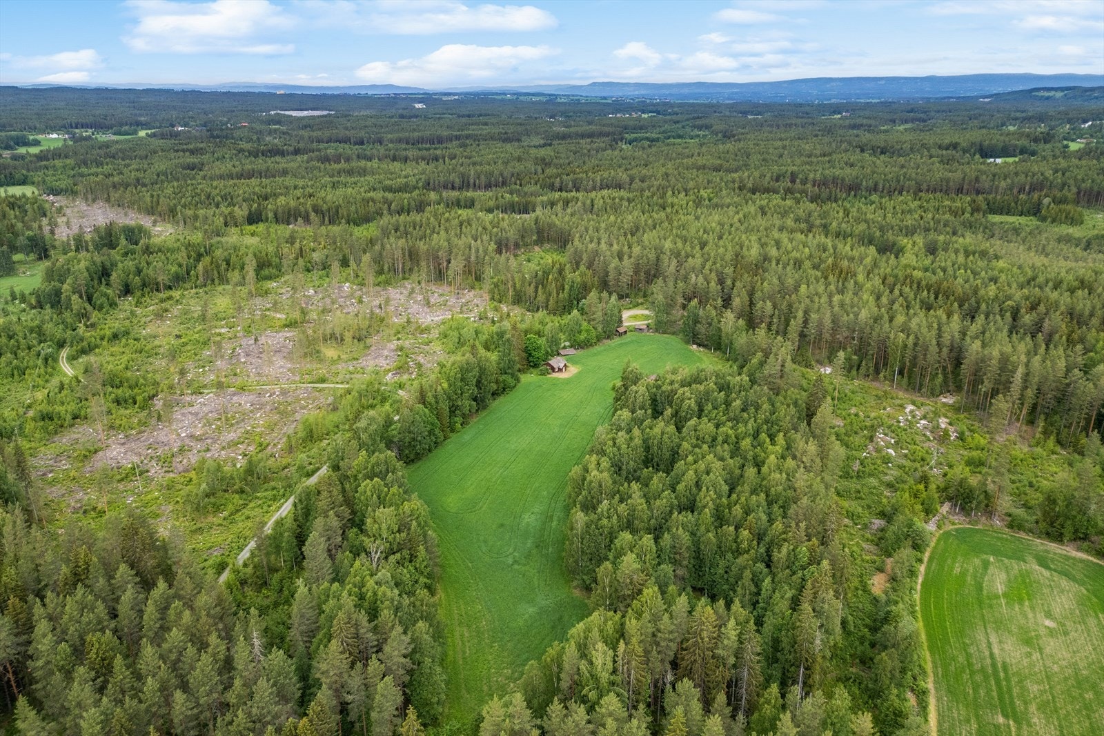 Adkomsten til tomten går i dag via skogsbilvei og privat vei, og det ikke kjent for megler at det er tinglyst noe adkomstvei til tomta. Galleribilde