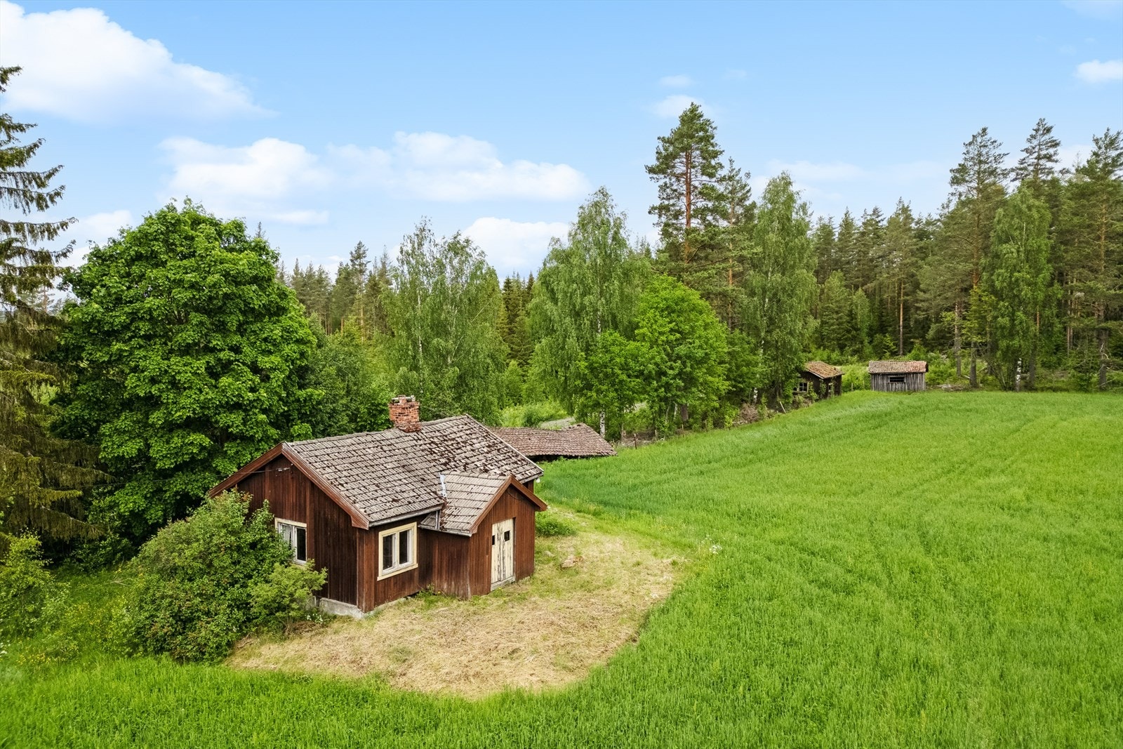Eiendommen er registrert med flere bygg "annen boligbyg. (sek. reindrift(199)" med status "Tatt i bruk" i matrikkelen. Galleribilde