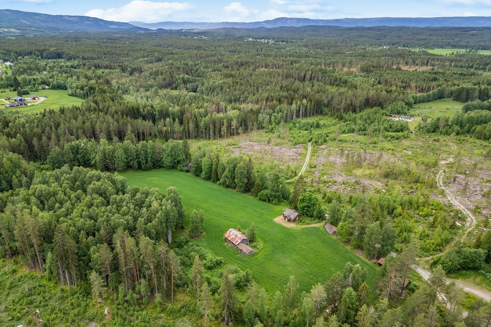 Dagligvarehandelen kan gjøres på Joker Vallset (4 min med bil) eller Coop Prix Innlandsporten (10 min med bil). Galleribilde