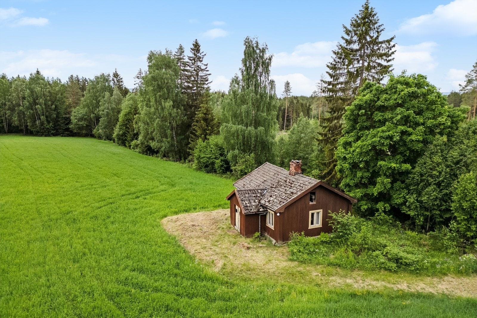 Iht. gårdskart fra Nibio består tomten bl.a. av 11,8 dekar fulldyrka jord, 13,3 dekar produktiv skog og 0,3 dekar bebyggelse. Galleribilde