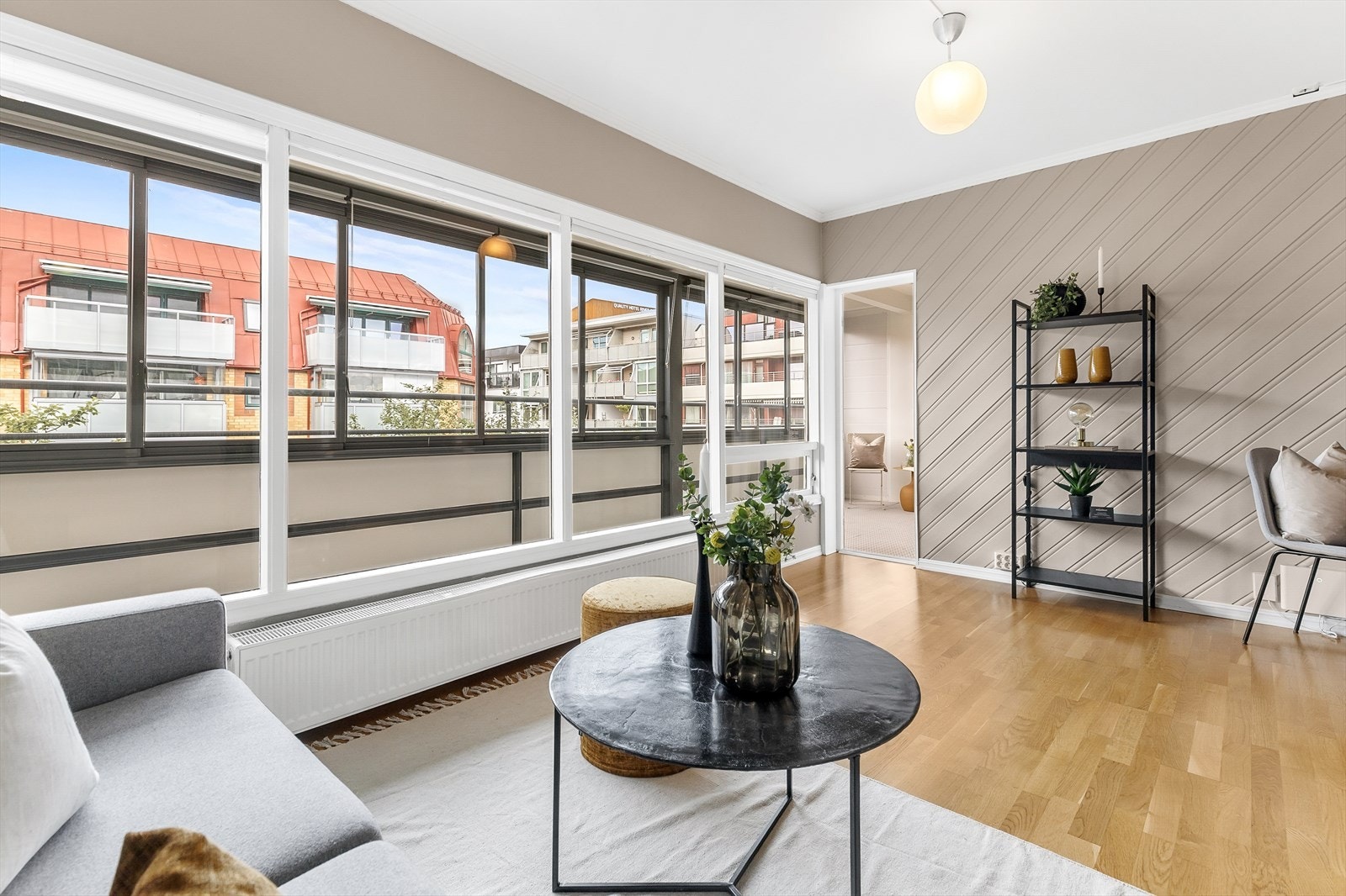 Leiligheten varmes opp med vannbåren varme via radiatorer Galleribilde