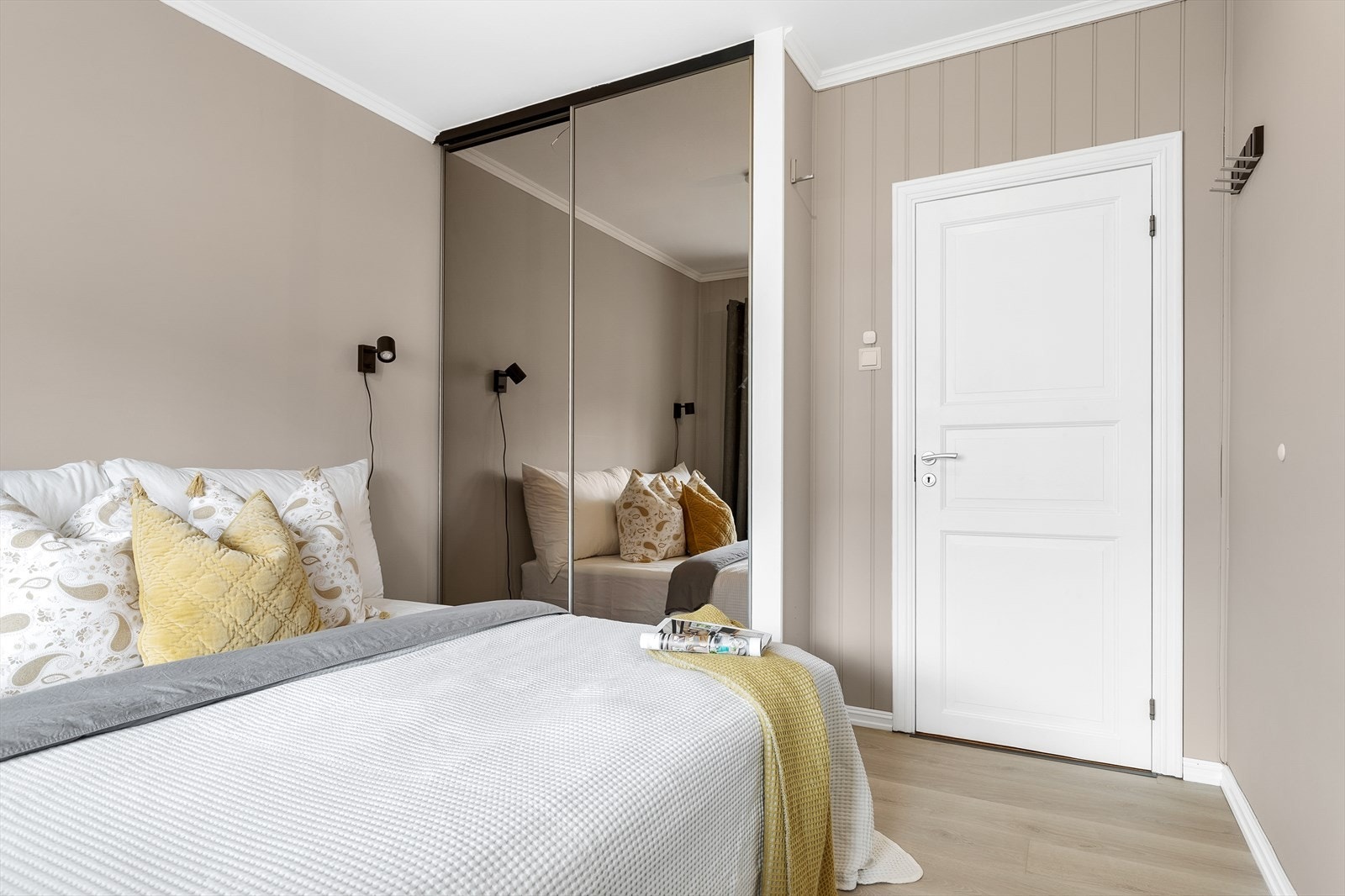Praktisk skyvedørsgarderobe med speilfronter Galleribilde