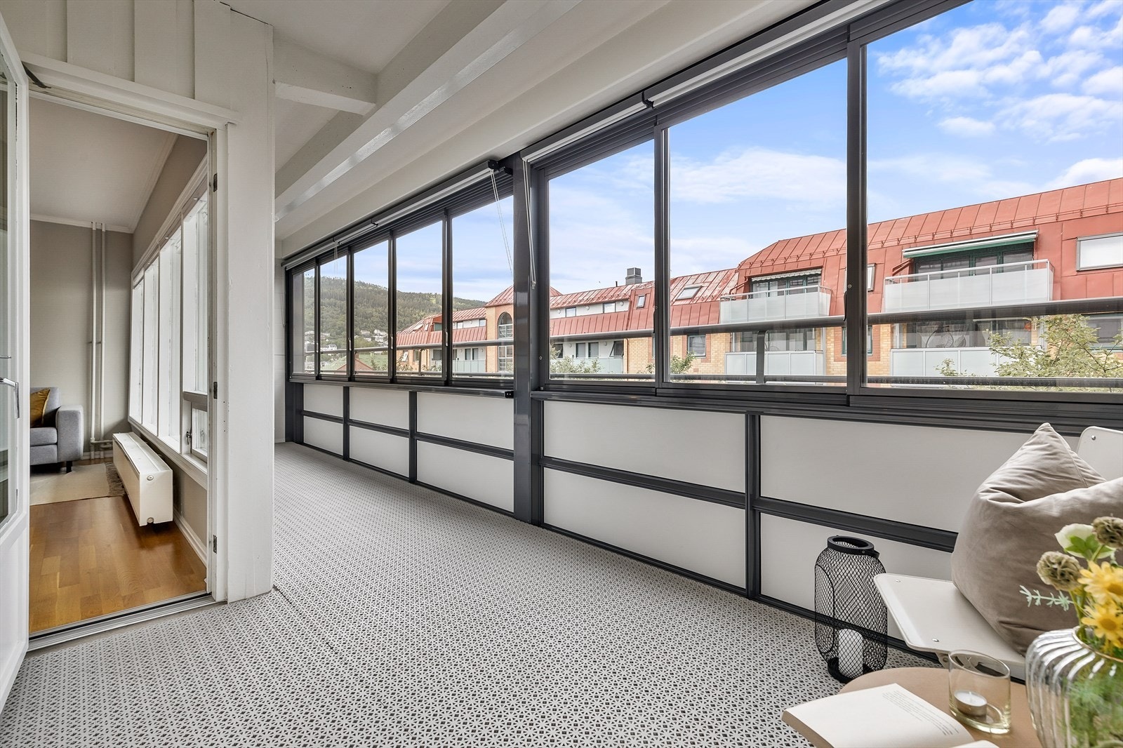 Dette er en lys og pen 2-roms andelsleilighet med romslig stue og store vindusflater samt utgang til innglasset balkong Galleribilde