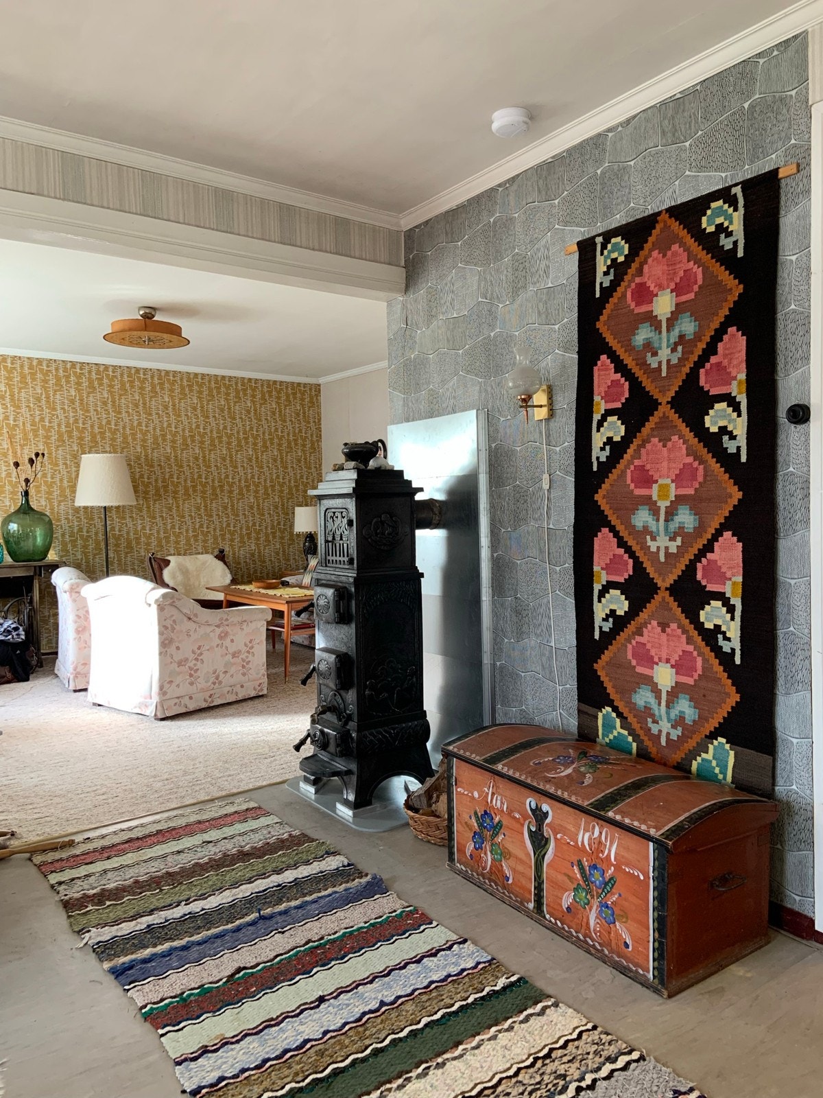 Stue med vedovn Galleribilde