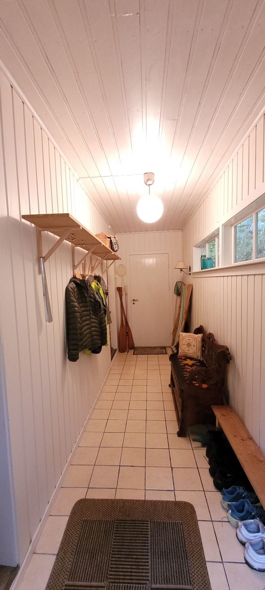 Flislagt entre med god plass til oppbevaring av friluftstøy og utstyr Galleribilde