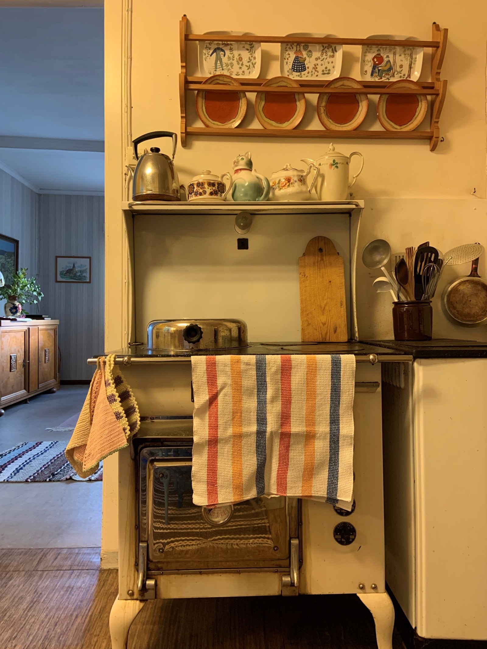 Vedfyrt komfyr er i følge selger fortsatt i bruk på kjøkkenet Galleribilde