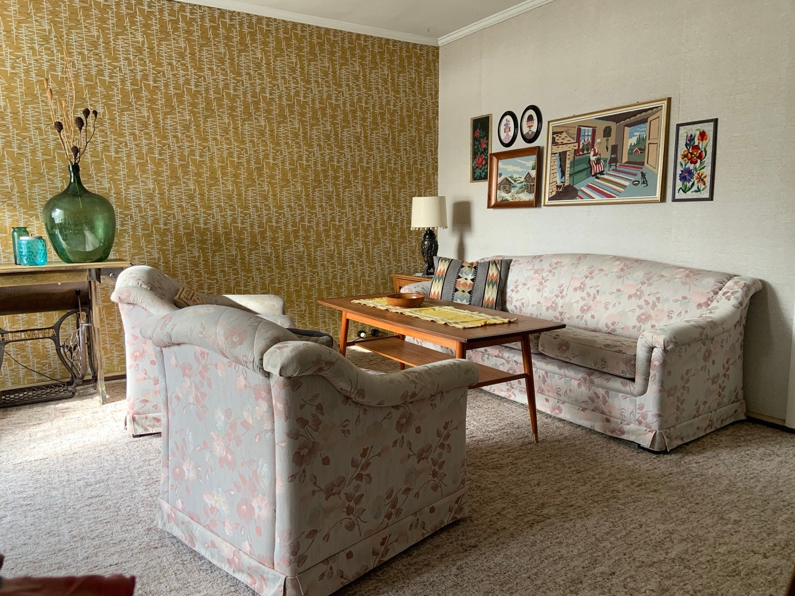 Stua er av god størrelse med plass til flere sittegrupper Galleribilde