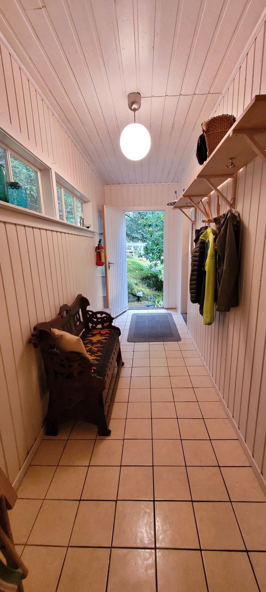 Flislagt entre med god plass til oppbevaring av friluftstøy og utstyr Galleribilde