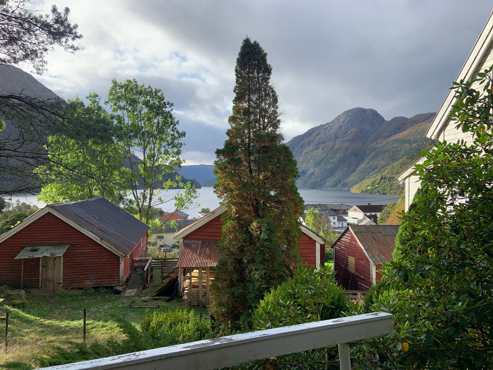 Flott utsikt over bygda og utover Vadheimsfjorden mot sør Galleribilde