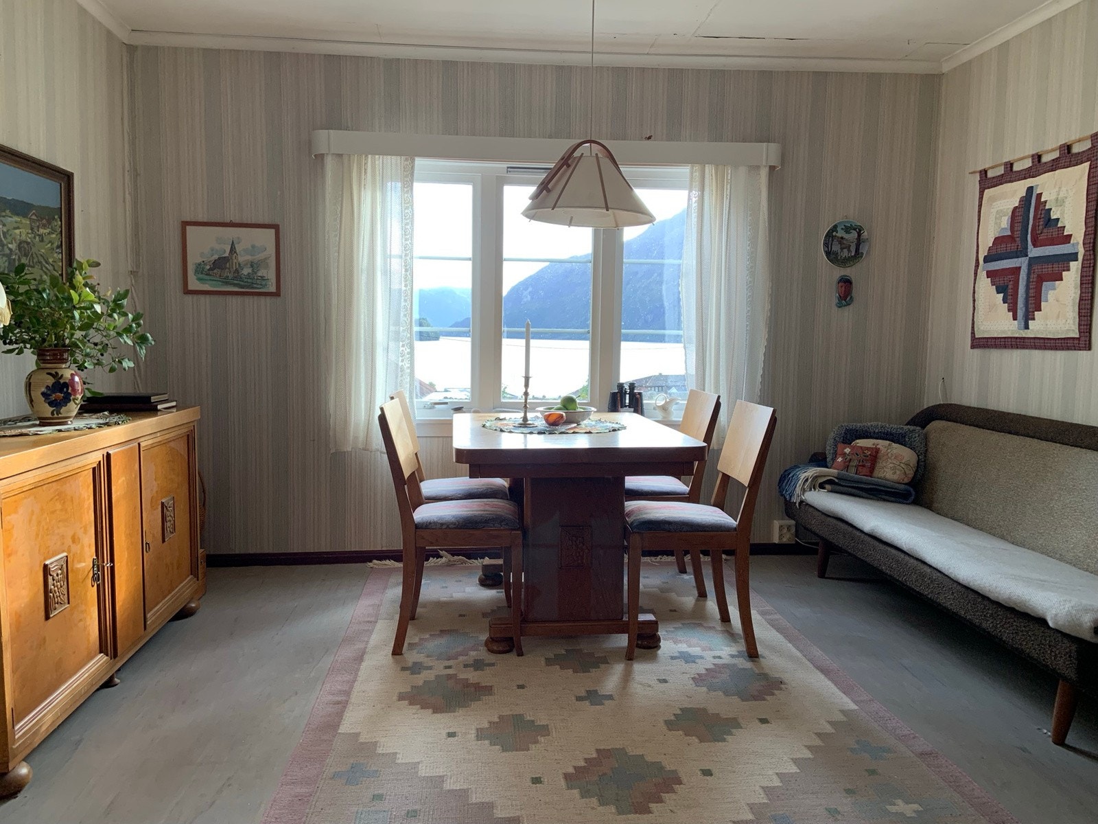 Romslig spiseplass med flott utsikt over bygda og fjorden Galleribilde