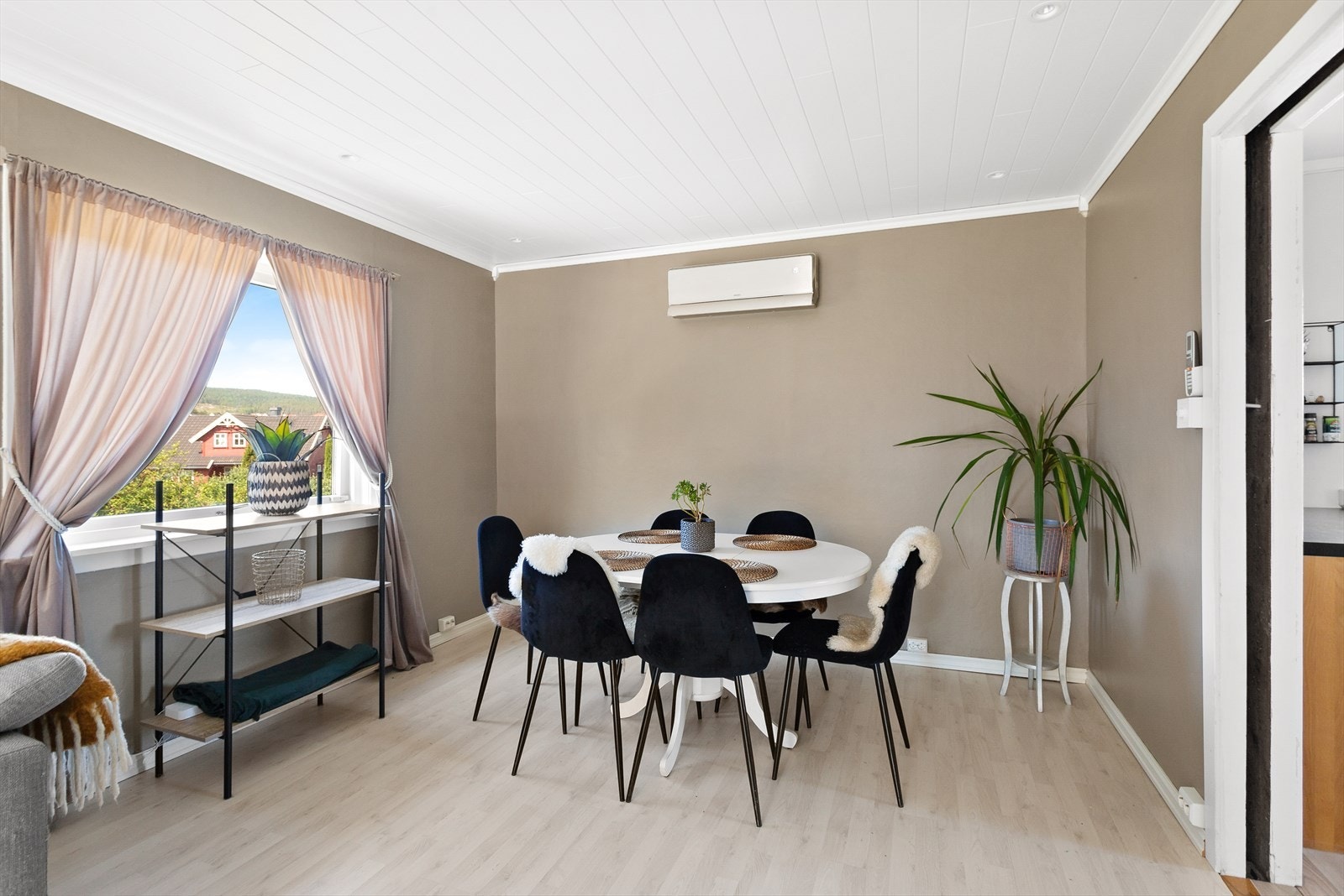 Her kan man blant annet innrede med en sofaløsning etter eget ønske, samt plass til en koselig spisestue. Rundt spisebordet kan man samle familie og venner til et hyggelig måltid. Galleribilde