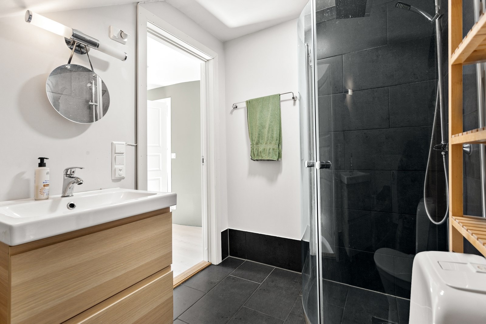 Badet ble oppgradert i 2013 og har et gulvstående toalett. Elstyrt vifte. Galleribilde