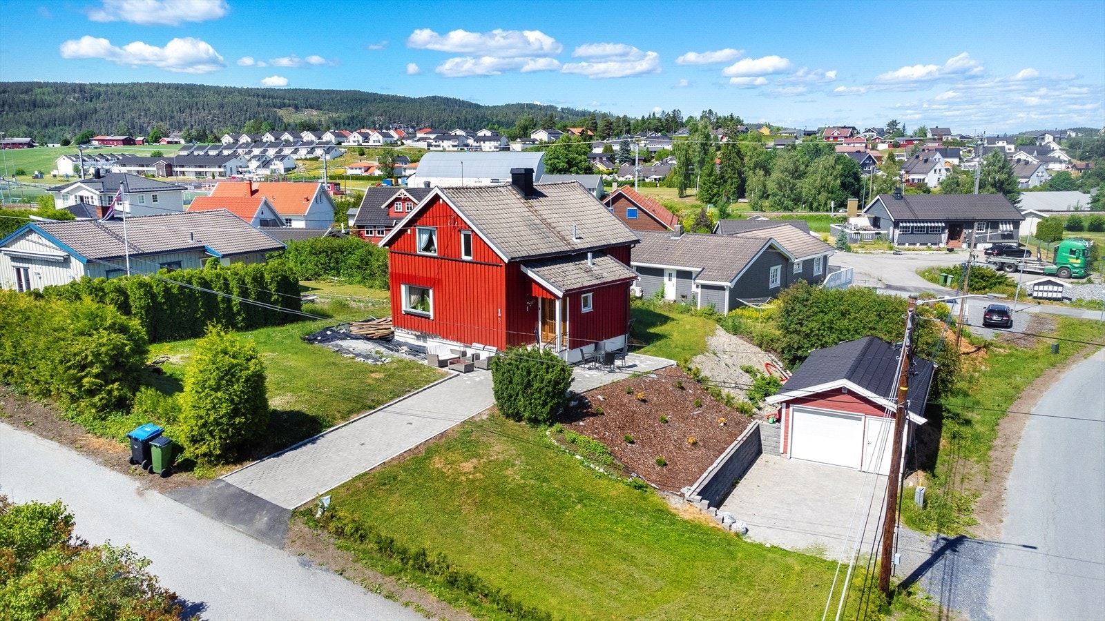 Det er også en garasje på 32 m² med innlagt strøm og elektrisk port. Galleribilde