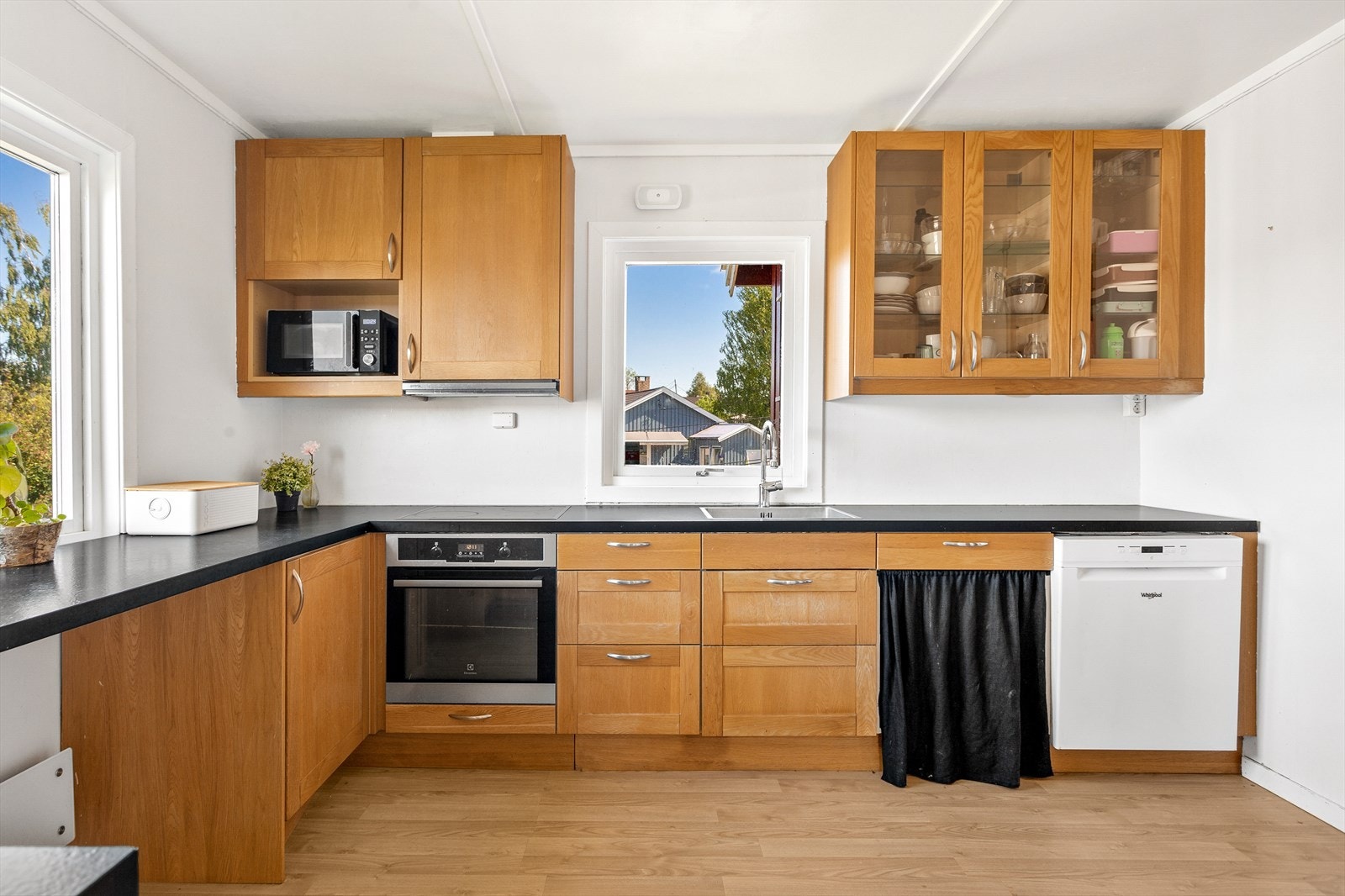 Separat kjøkken med mye skap -og benkeplass. Kjøkkeninnredning i et tidløst design som holder god stand i henhold til alder. Galleribilde