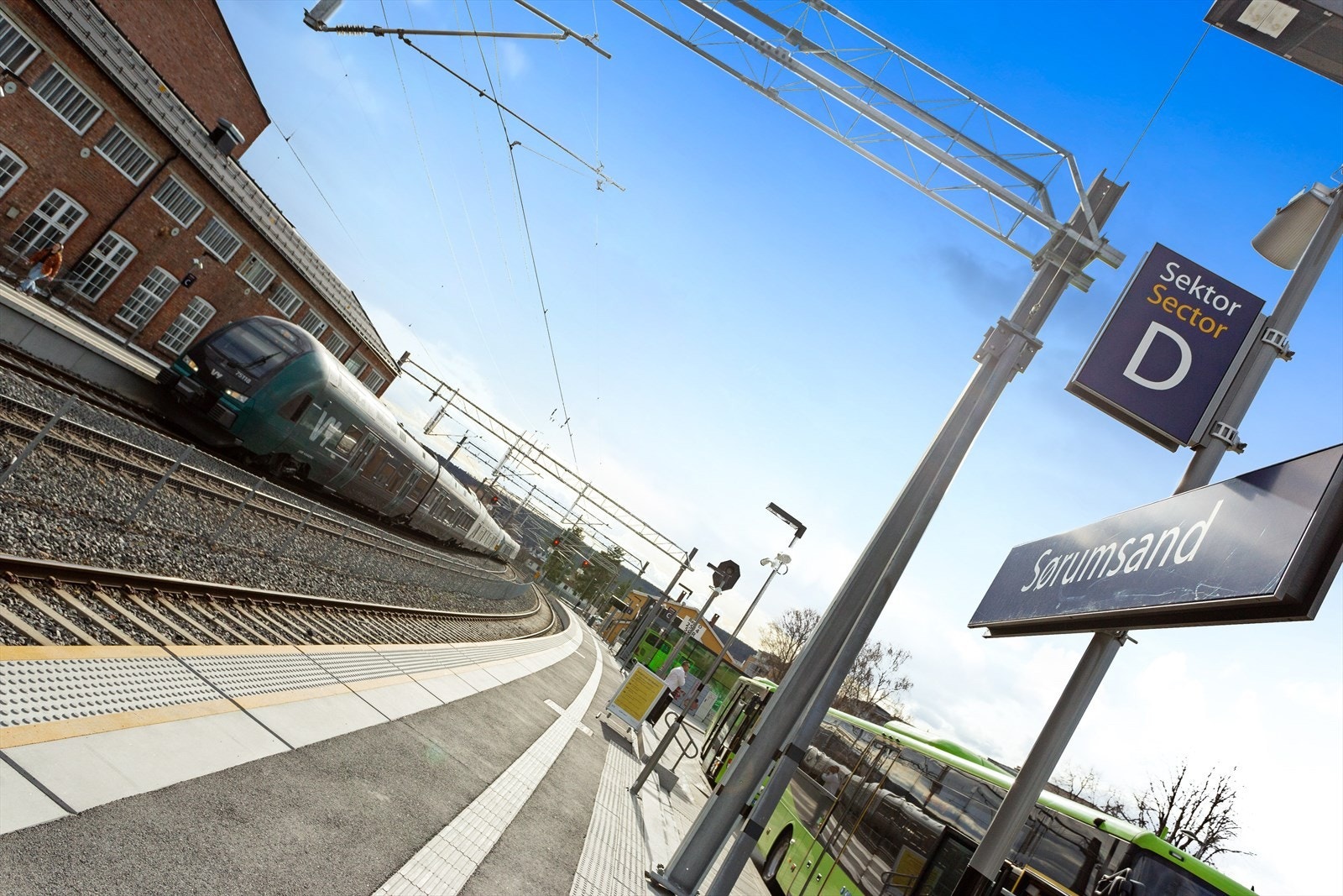 Sørumsand stasjon som ligger ca. 600 m fra boligen. Med bil fra Sørumsand tar det ca.18 min til Lillestrøm, 24 min til Jessheim og 32 min til Oslo S. Galleribilde