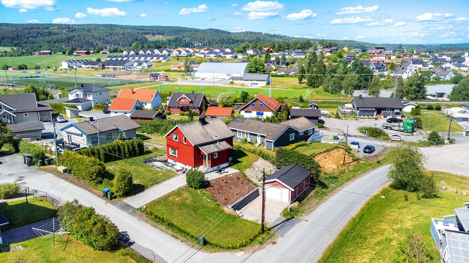 På gressplenen kan både barn og husdyr kan utfolde seg fritt. Det er også en garasje på 32 m² med innlagt strøm og elektrisk port. Galleribilde
