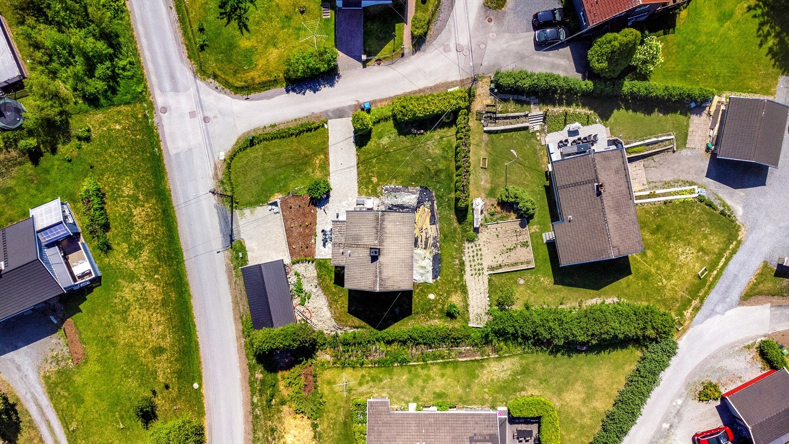 Tomt på 769 kvm. Den er barnevennlig og er opparbeidet med gress og hekk Galleribilde