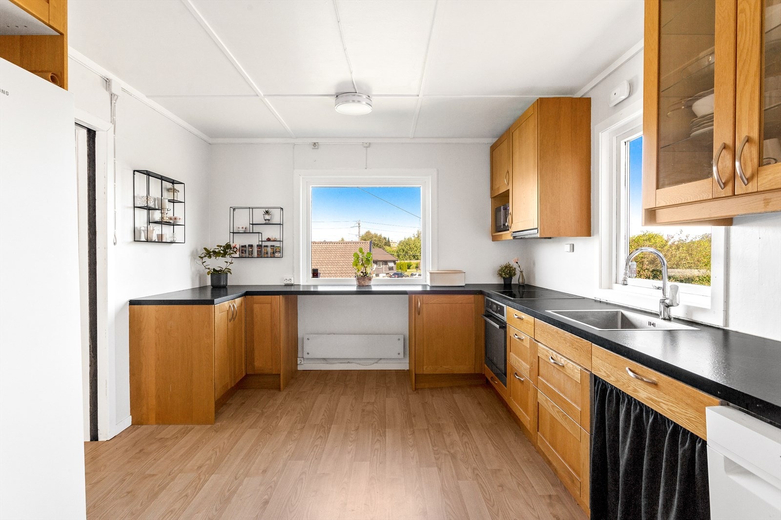 Det er montert en oppvaskmaskin, komfyr og nedfelt platetopp og det er tilkoblet en ventilator over kokeplass. Her har man alt man trenger til at matlagingen skal bli en fornøyelse. Galleribilde