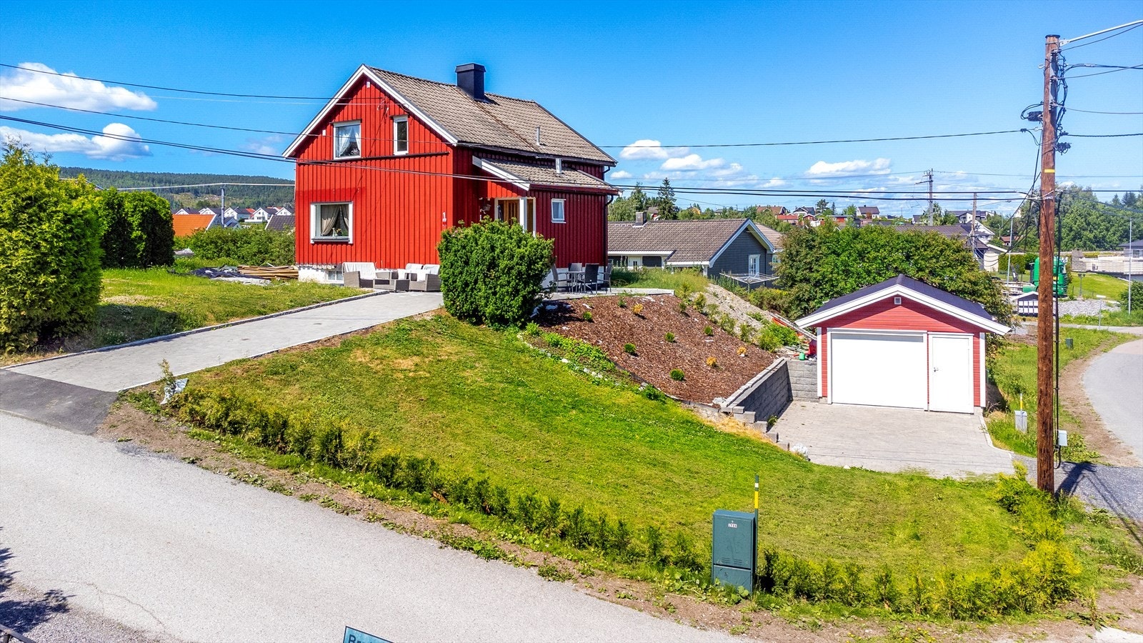 Fra eiendommen er det kort vei til barnehager, skoler og butikker. Det er nærhet til Sørumsand stasjon og Fokus butikksenter som har gode servicetilbud. Galleribilde