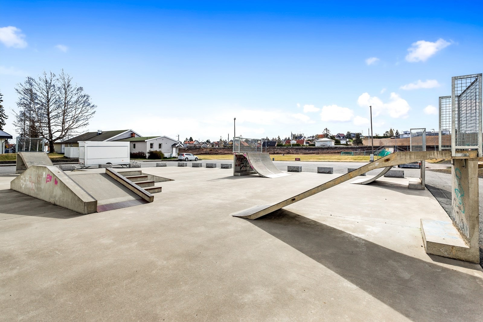 Det er gangavstand til Sørumsand barneskole, Bingsfoss ungdomsskole og Sørumsand videregående skole, samt flere barnehager. Galleribilde