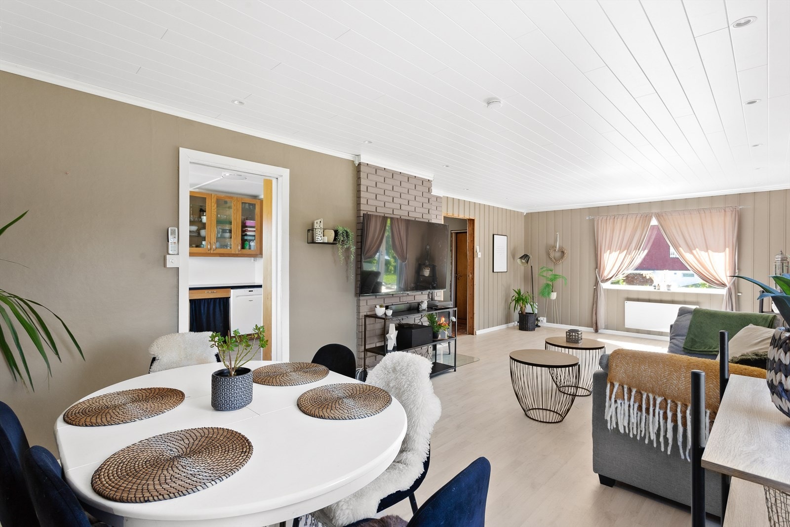 Stuen har også et etablert ildsted hvor en peisovn sørger for varme og en koselig atmosfære på kalde kvelder. Galleribilde