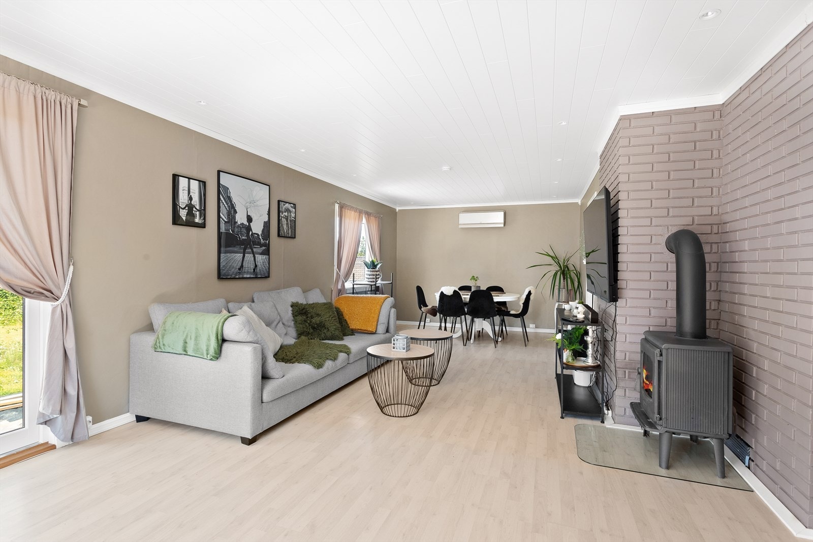 Boligen har en romslig stue med rom til flere innredningsmuligheter. Galleribilde