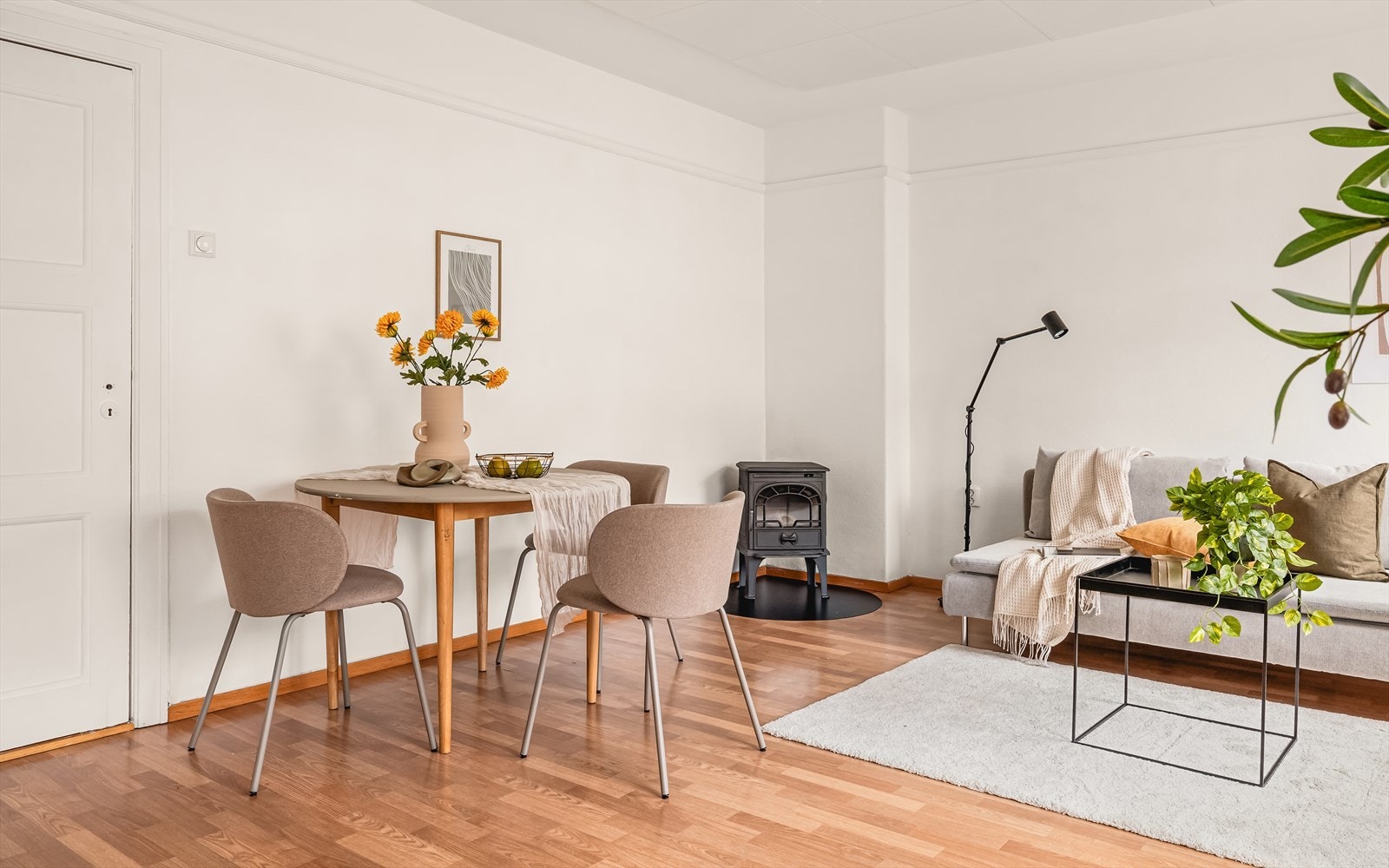 På gulvet er det en 3-stavs laminatgulv Galleribilde