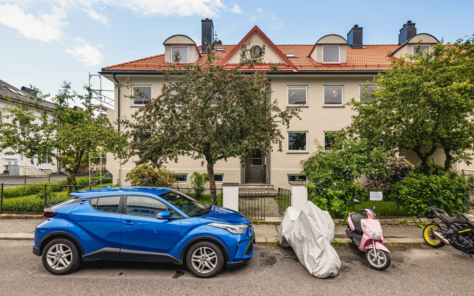 Man parkerer enkelt utenfor, her er det soneparkering. Galleribilde