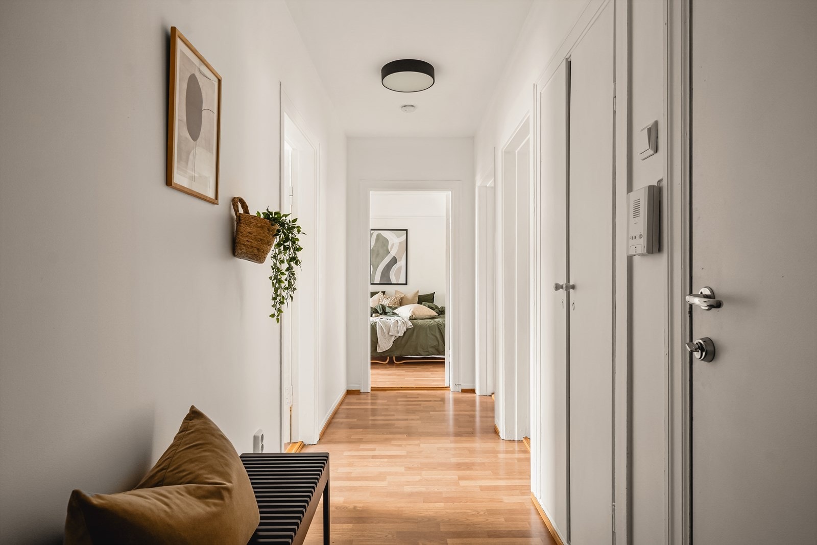 Fra gangen har man tilgang til alle rommene i leiligheten. Galleribilde