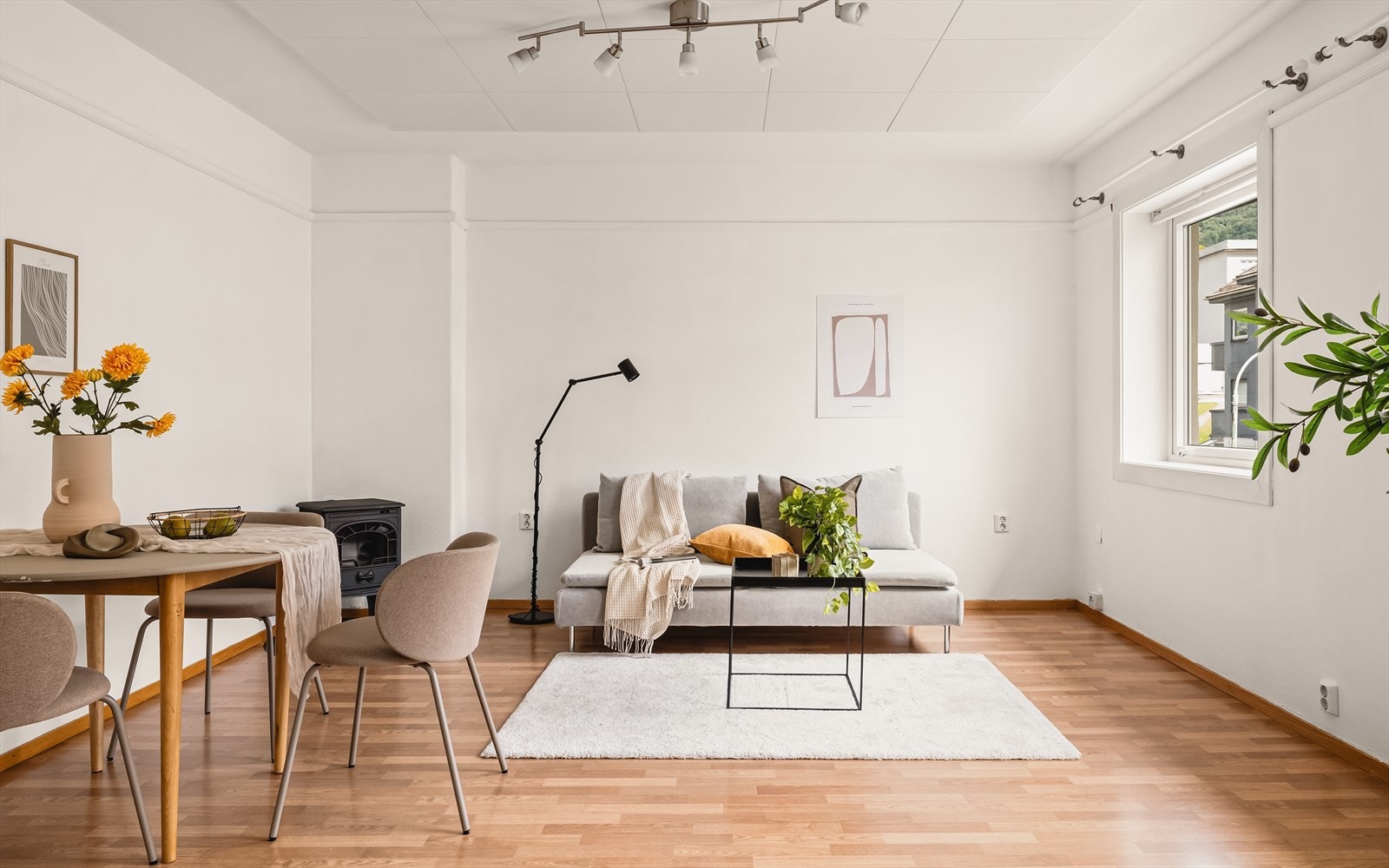 Romslig stue som bader i et vakkert, naturlig lys. Galleribilde