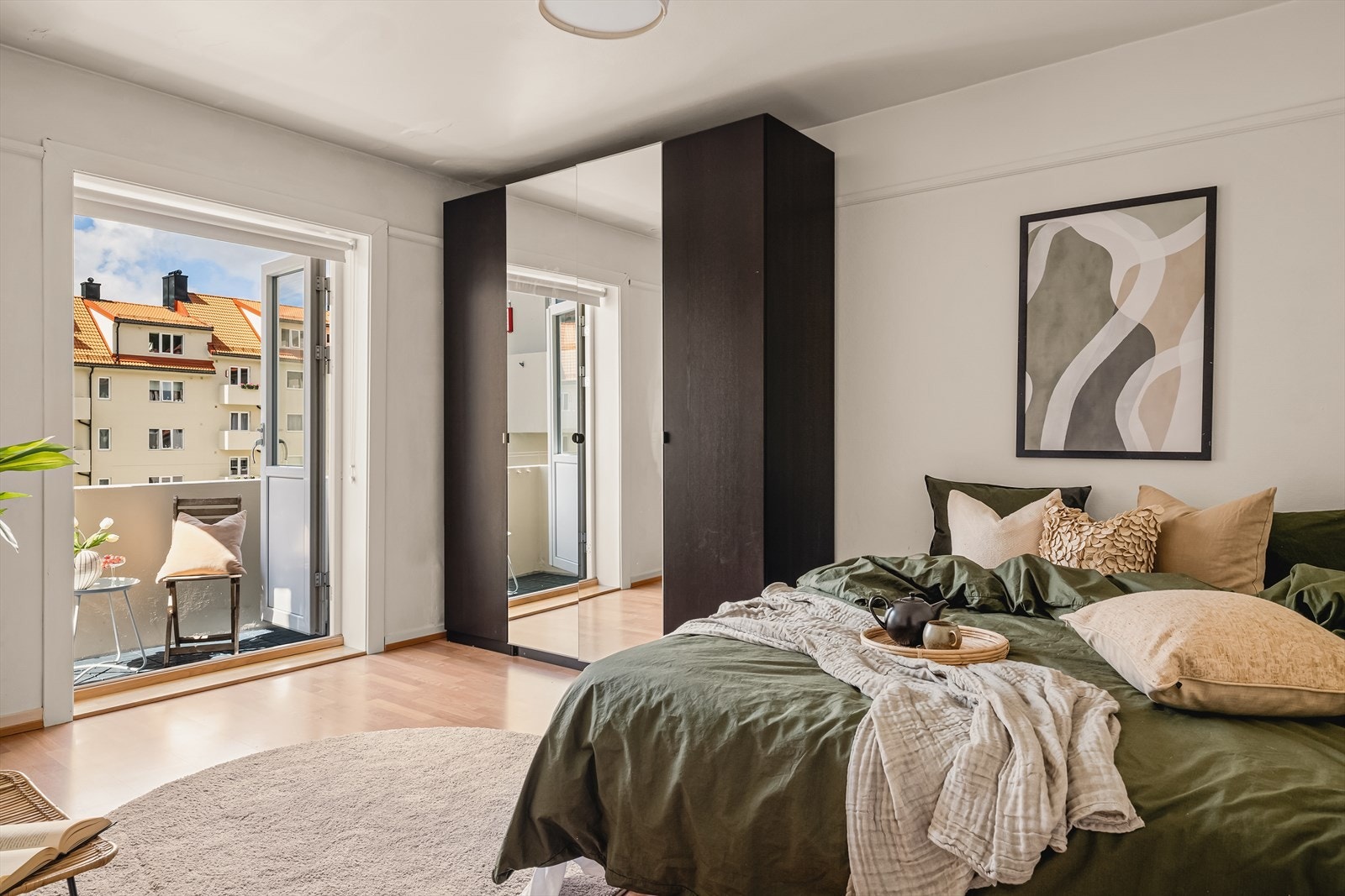 Hovedsoverommet er romslig og luftig, med god plass til både skap og skrivebord. Galleribilde