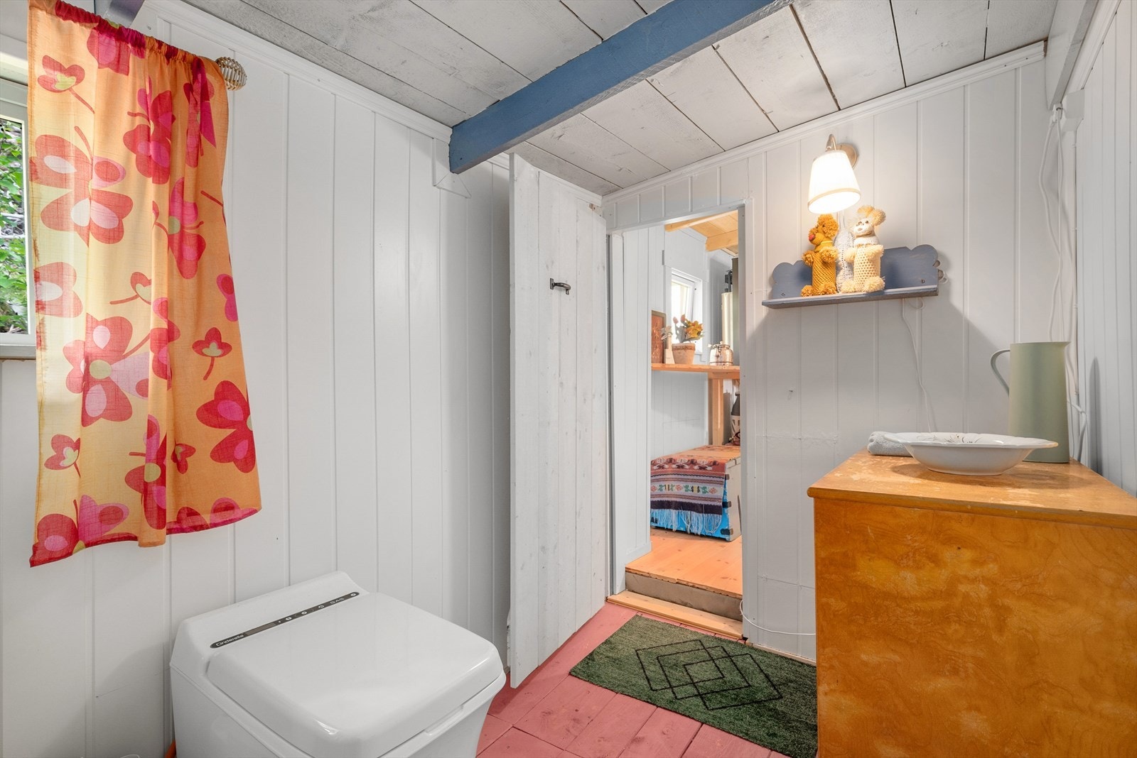 Det er tregulv og malt panel på vegger på toalettet.Toalettrommet er på 5,5 kvm Galleribilde