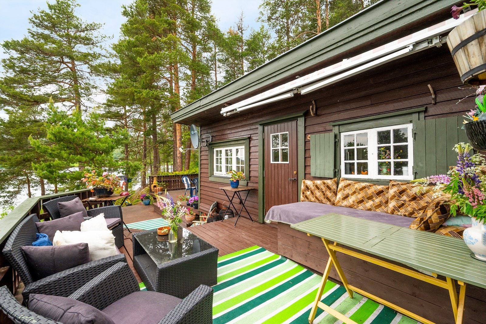 Terrassen er stor nok for ulik møblering i flere soner Galleribilde