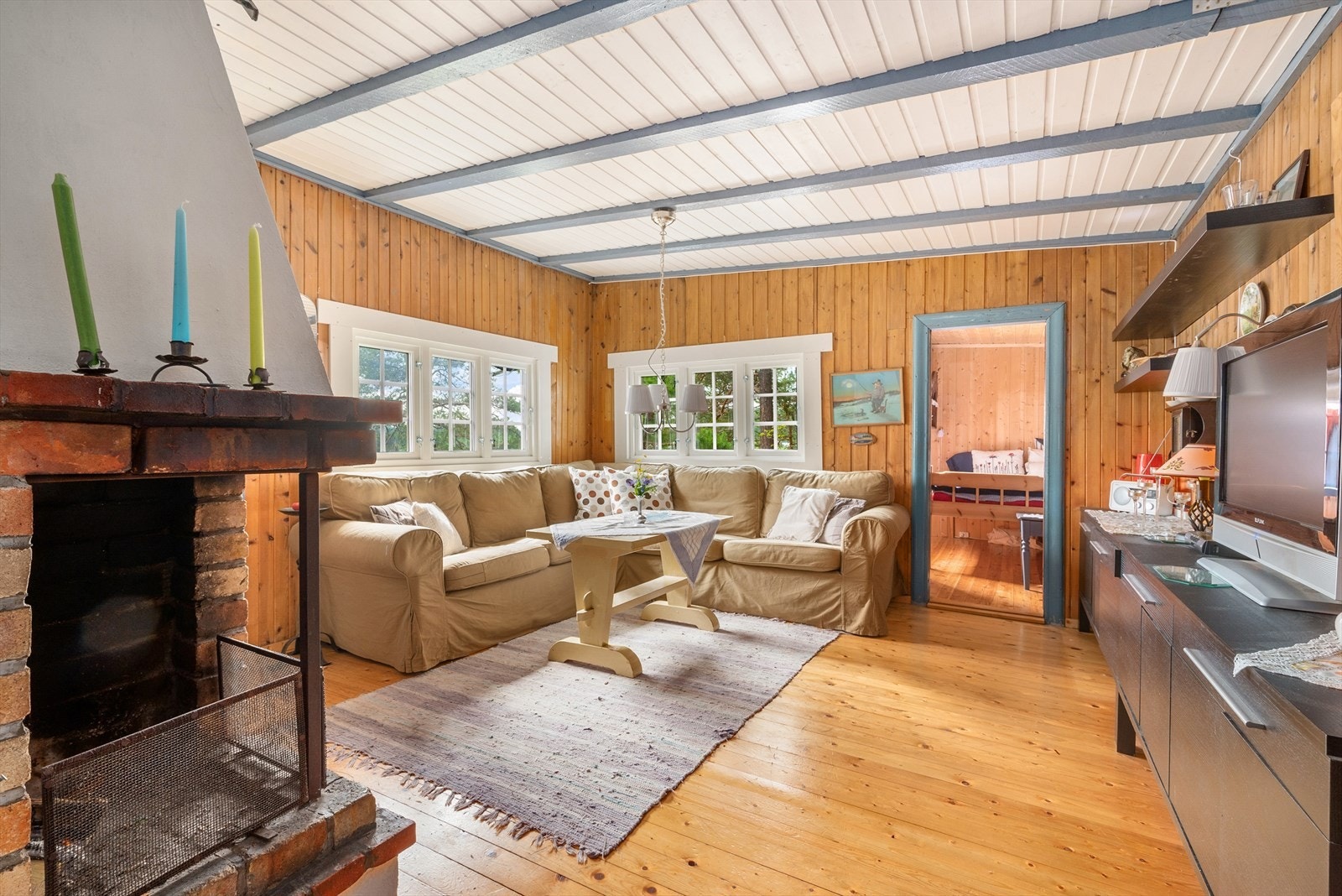 Vinduene på stuen er fra 2019 Galleribilde