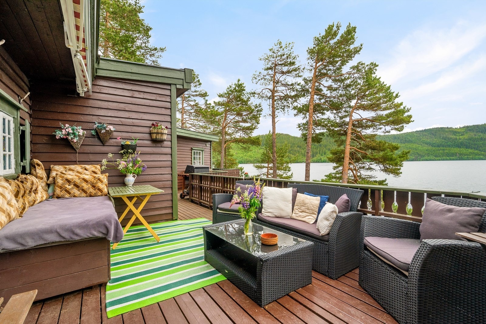 Eiendommen består av hovedhytta, to uthus, dukkestue og brygge Galleribilde