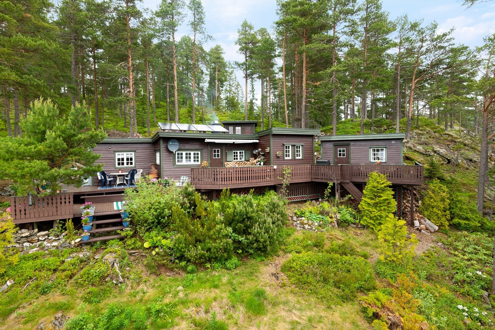 Øya er på nesten 15 mål, samt naust på fastlandet som står på Mobakken Gård Galleribilde