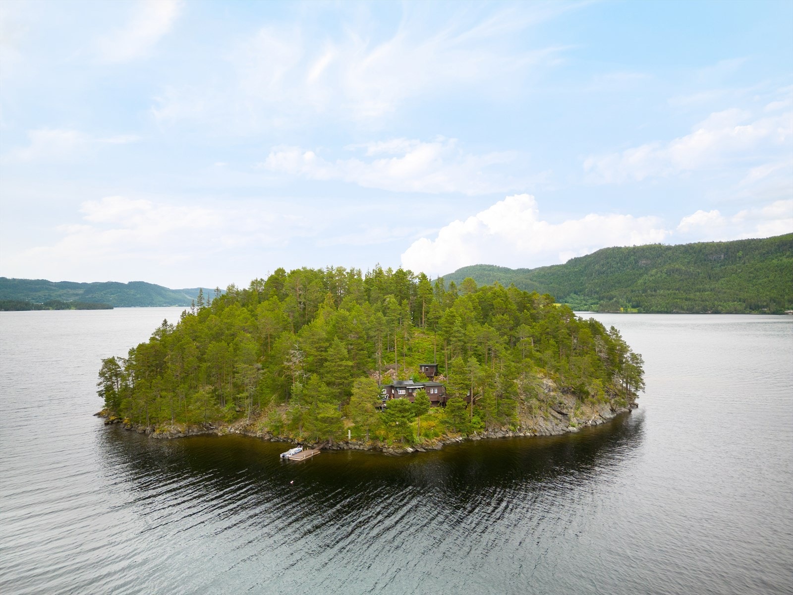 Her har man ulike gleder med vinter- og sommersesong (Skøyter, båt, kajakk, m.m) Galleribilde