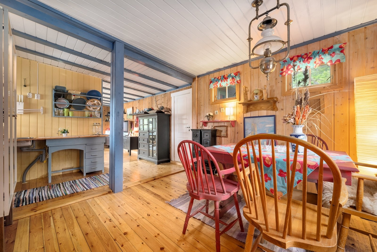 Oppvarmingen går gjennom vedfyring og gassovner Galleribilde