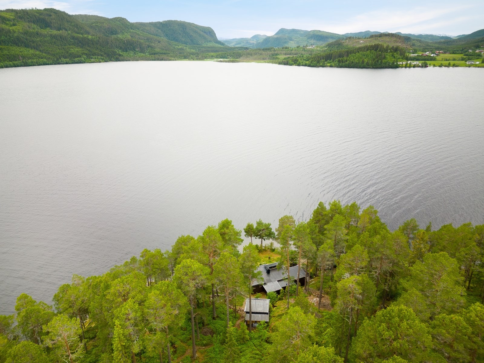 Kun en kort båttur fra fastlandet til øya Galleribilde
