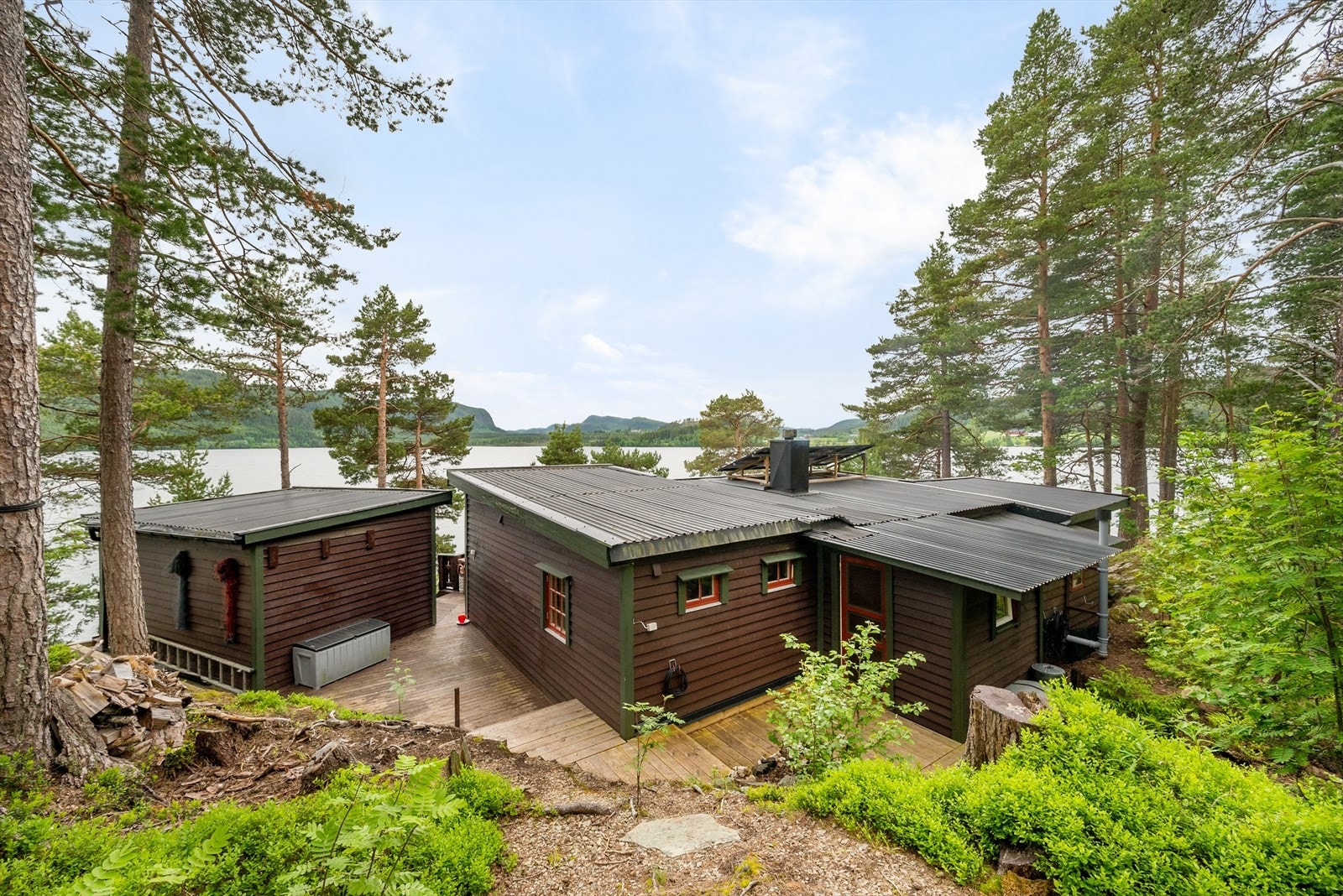 Eiendommen ligger på et lite høydedrag uten noe form for innsyn og med flotte utsiktsforhold over Ånøya og på sørsiden av øya som man selv eier Galleribilde