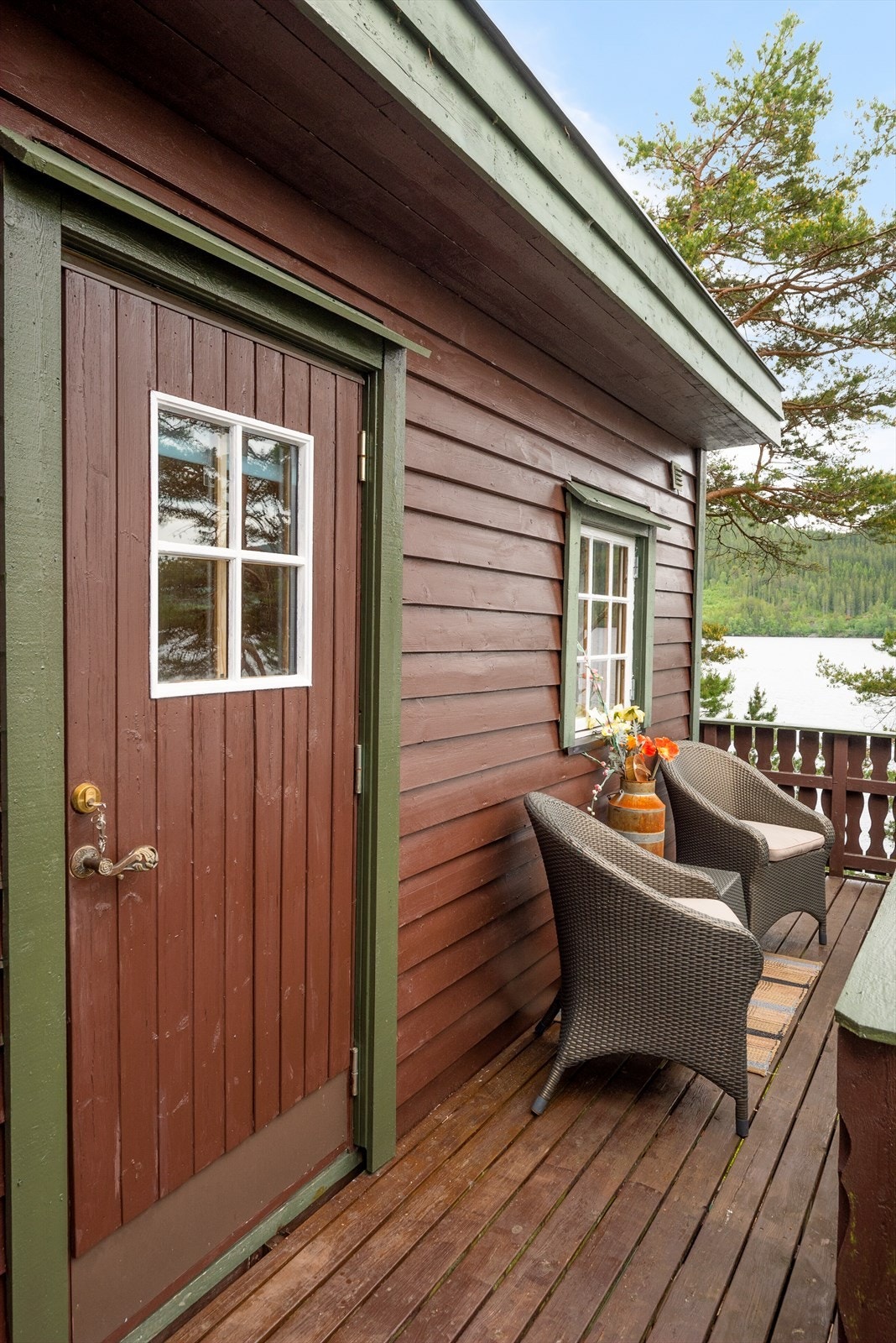 Man har bruksrett på naust på fastlandet med vegrett fram til naustet Galleribilde