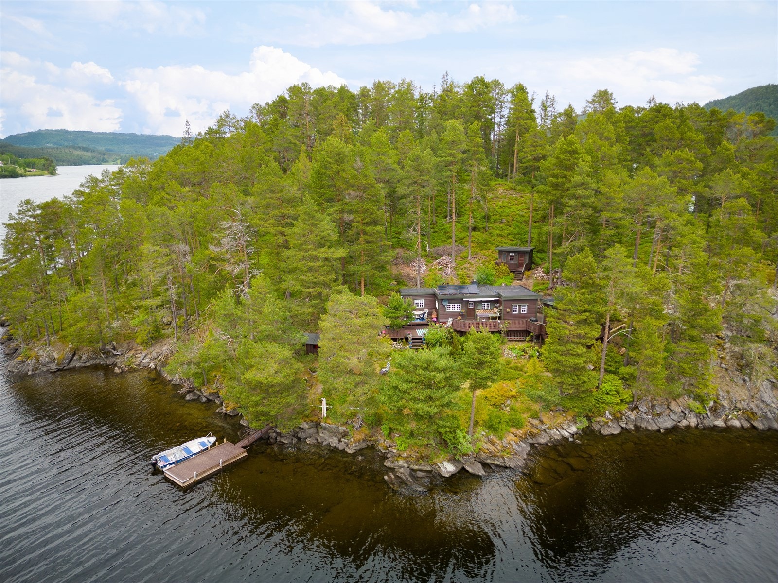 Øya er på nesten 15 mål og du vil ha tilgang til naust og parkeringsplass på fastlandet Galleribilde