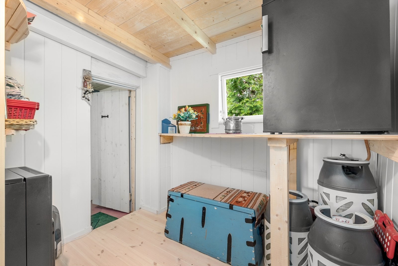 Praktisk lagringsplass som ligger i enkel tilknytning til kjøkkenet i hytten Galleribilde