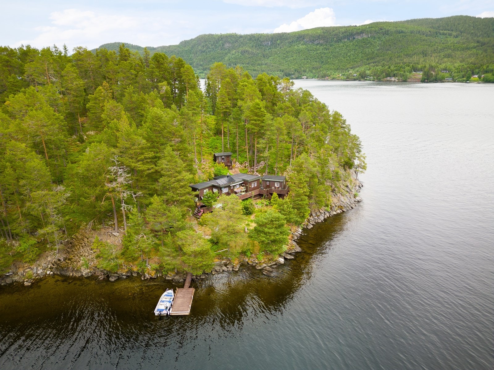 Drømmer du om å kunne eie din egen øy? Her har du muligheten! Velkommen til Hølondvegen 1682!! Galleribilde