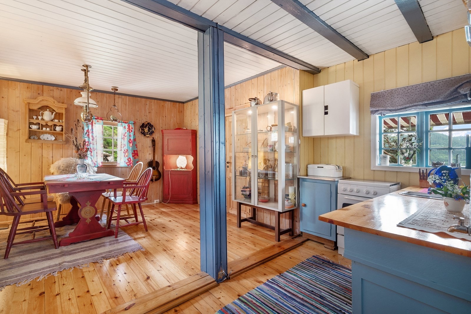 Den gode planløsningen gir naturlig rom for en spisegruppe på kjøkkenet Galleribilde