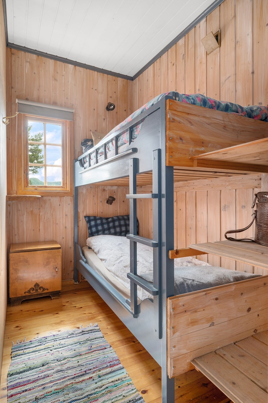 Gode vindusflater i boligen sørger for rikelig med naturlig lys inne i hytten Galleribilde